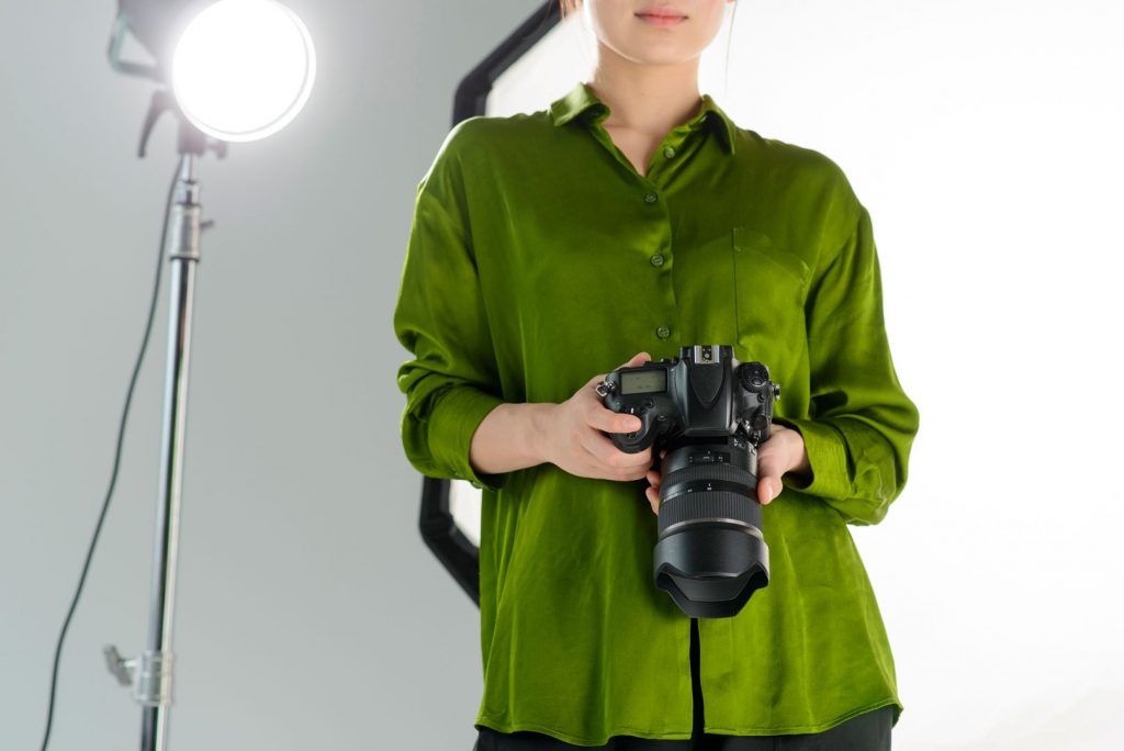 close-up-woman-holding-camera_baja